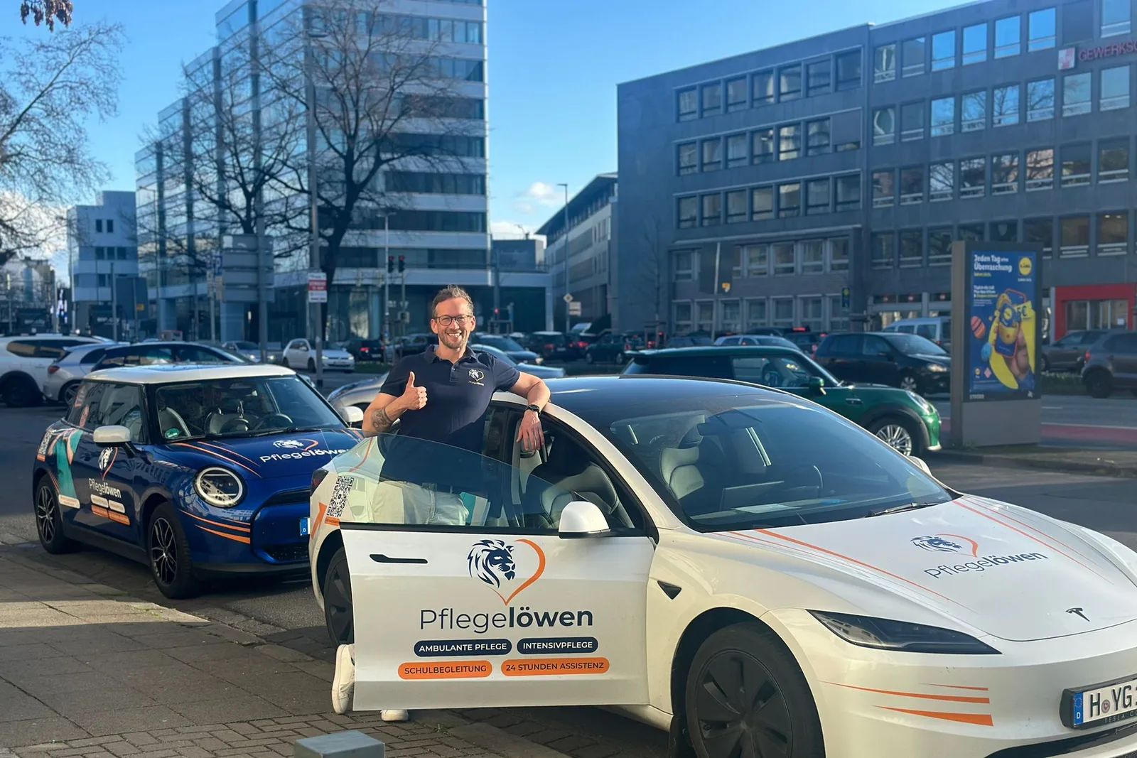 Björn mit dem Tesla der Pflegelöwen